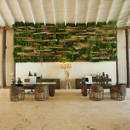 温德姆v萨马纳酒店 - 仅限成年人 - 全包 拉斯特拉纳斯 外观 照片 Living wall at the front desk of the hotel