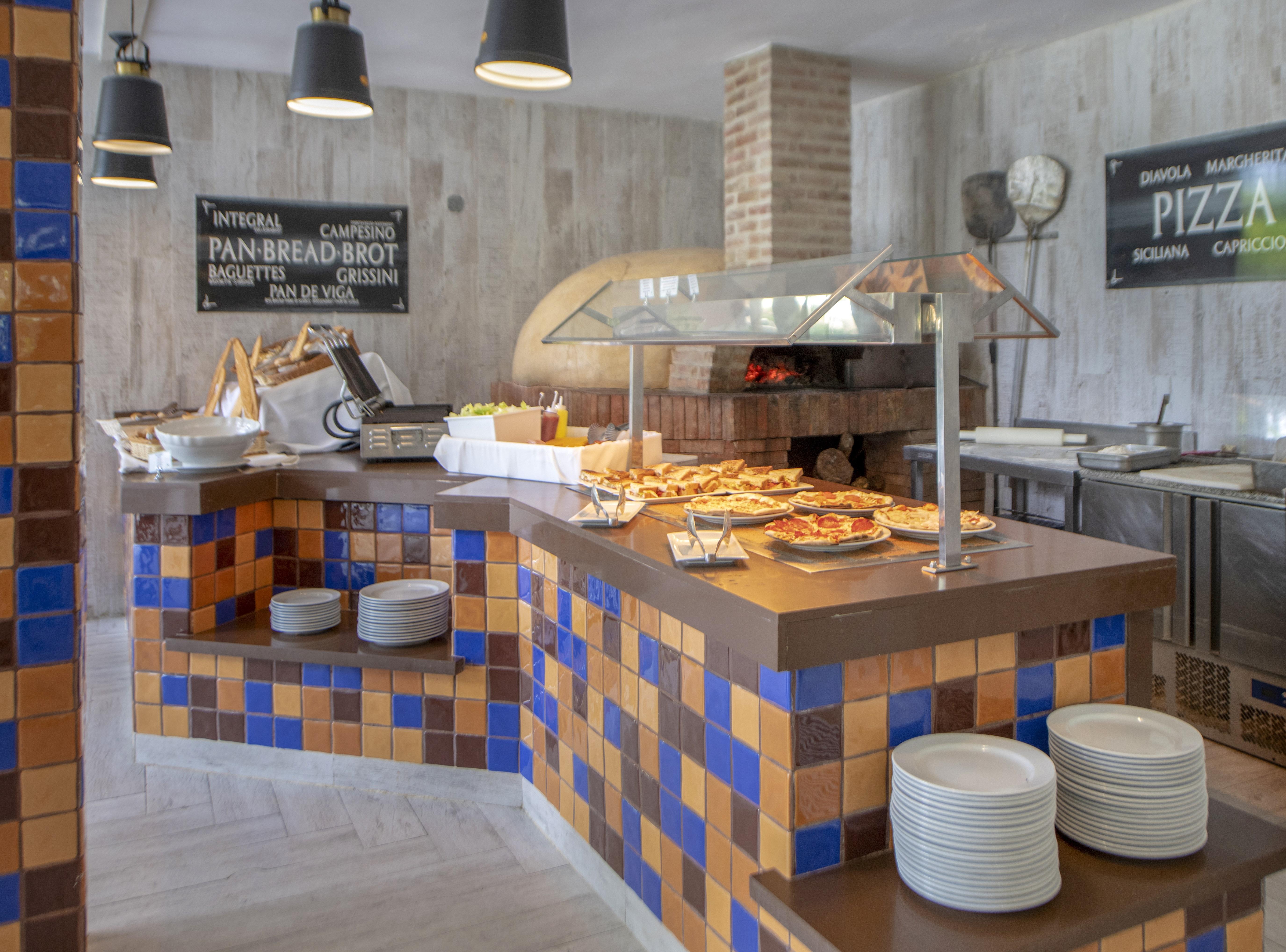 温德姆v萨马纳酒店 - 仅限成年人 - 全包 拉斯特拉纳斯 外观 照片 Pizza station at a buffet