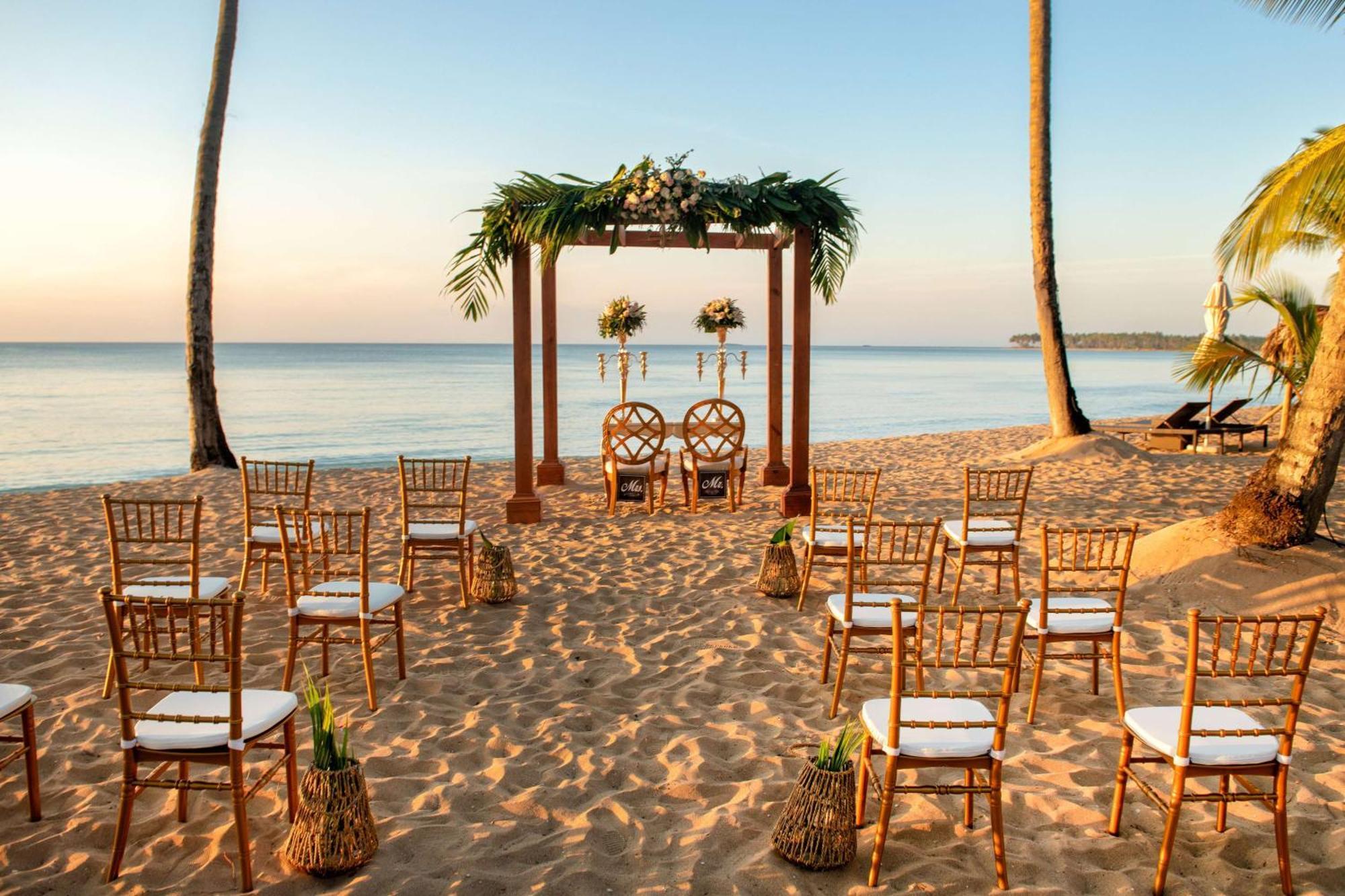 温德姆v萨马纳酒店 - 仅限成年人 - 全包 拉斯特拉纳斯 外观 照片 A beach wedding