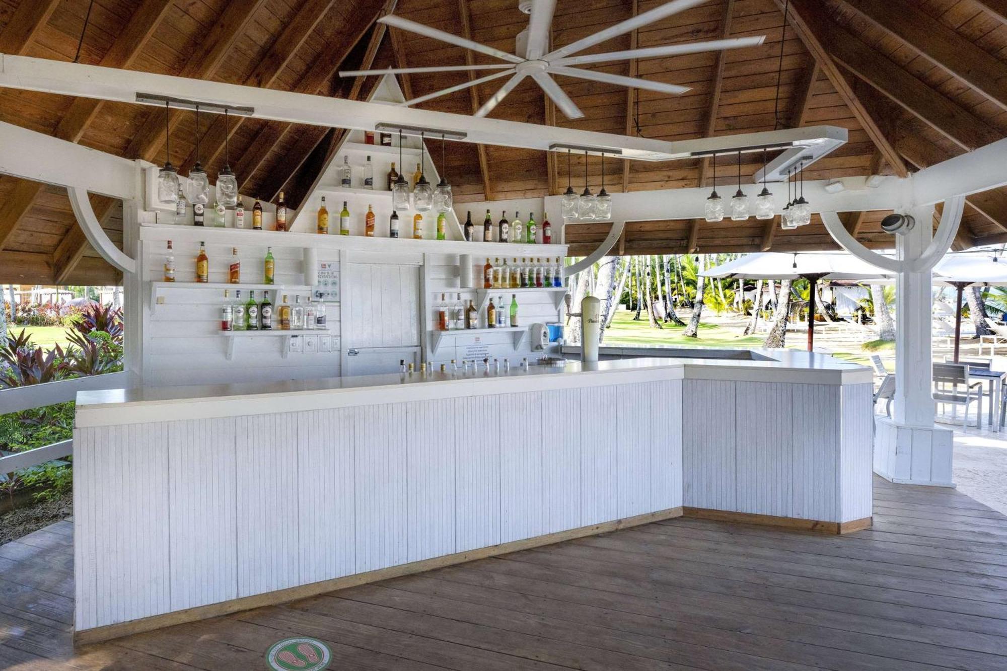 温德姆v萨马纳酒店 - 仅限成年人 - 全包 拉斯特拉纳斯 外观 照片 The bar at the beach club